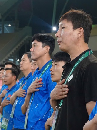 Mời HLV Kim Sang-sik, nước cờ quá sáng suốt của VFF: 'Dụng binh' như thần và con số biết nói