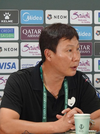 HLV Kim Sang-sik tận mắt xem U.23 UAE hòa Syria, lên phương án nhân sự và chiến thuật đấu tứ kết