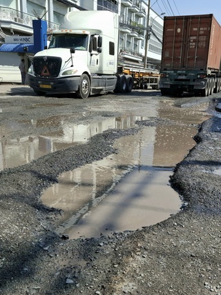 Đường xuống cấp nặng, đi lại khó khăn