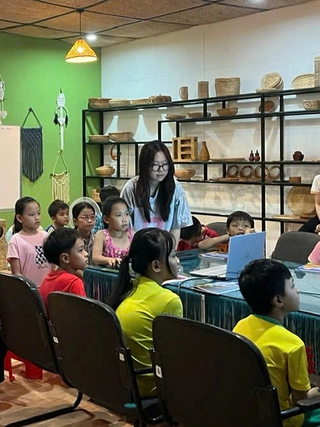 Lớp học miễn phí cho con em làng nghề lục bình