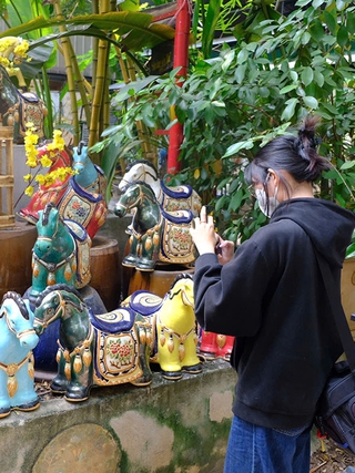 Người trẻ 'săn' ký ức đón Tết Bính Ngọ