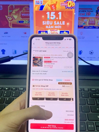 Ngày càng nhiều người đi chợ tết trên... điện thoại