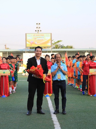 Hàng ngàn người ‘tiếp lửa’ lễ khai mạc vòng loại Tây Nam bộ TNSV THACO cup 2026