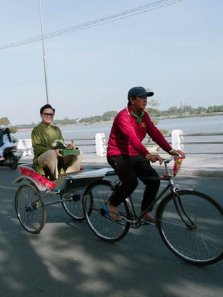 Độc lạ cảnh rước dâu bằng xe lôi tại miền Tây gây sốt