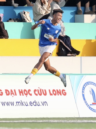 Cầu thủ 1,85 m ghi bàn thắng quý hơn vàng cho Trường ĐH Đồng Tháp tại TNSV THACO cup 2026
