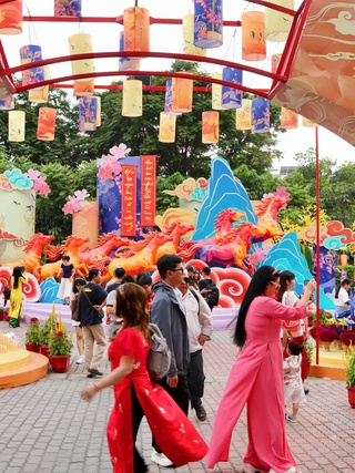 Không gian chụp ảnh tết vừa được mở cửa, có linh vật Tết Bính Ngọ