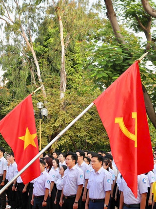 Sinh viên chào cờ hướng về Đại hội đại biểu toàn quốc lần thứ XIV của Đảng