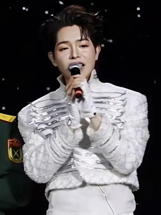 Đức Phúc giúp cặp đôi cầu hôn trên sân khấu, tặng nhẫn hơn 100 triệu đồng