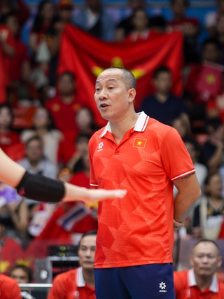 HLV Nguyễn Tuấn Kiệt cùng dàn sao bóng chuyền gia nhập CLB Hà Nội Tasco Auto