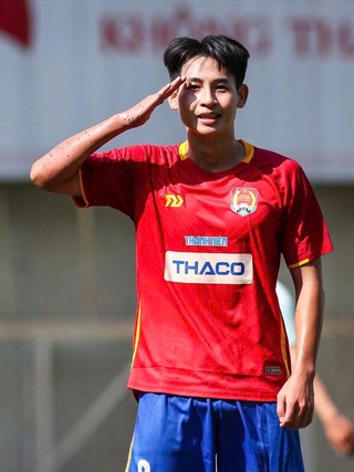 Chàng cảnh sát tương lai và ước mơ thành cầu thủ chuyên nghiệp