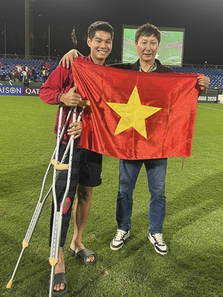 HLV Kim nghẹn ngào nhắc đến Hiểu Minh và tấm thẻ đỏ của Đình Bắc: U.23 Việt Nam cho tôi nhiều cảm xúc