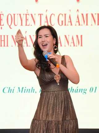 Thu gần 300 tỉ đồng bản quyền từ website, ứng dụng nghe nhạc