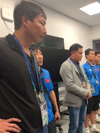 Trưởng đoàn dặn dò cực hay U.23 Việt Nam: 'Các giá trị ảo nâng mình lên được thì cũng vùi dập mình được'