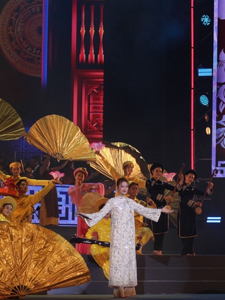 Đêm thành phố lung linh cùng 'Ánh sáng niềm tin và khát vọng'