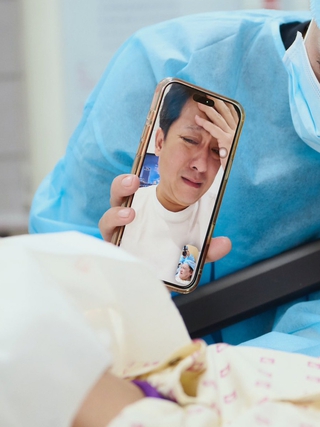 Trường Giang lên chức cha lần ba, xin lỗi Nhã Phương vì điều này