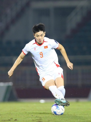 HLV Kim Sang-sik đi theo lộ trình rực rỡ của ông Park Hang-seo, đội tuyển Việt Nam vươn tới đỉnh cao