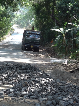 Lắp barie kiểm soát người ra vào rừng ở núi Bà Đen