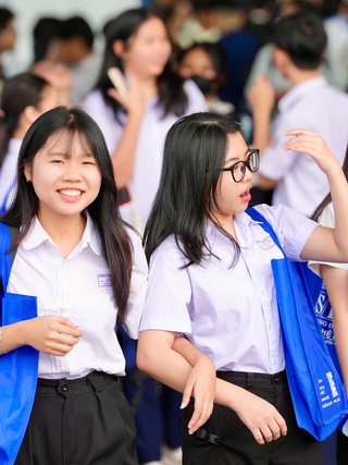 Đông nghịt học sinh 'trảy hội' chọn trường, chọn ngành