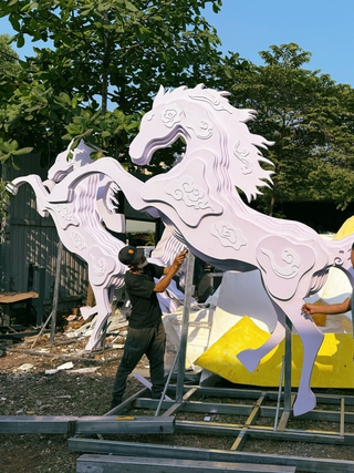 Bên trong xưởng làm linh vật ngựa cho Đường hoa Nguyễn Huệ 2026