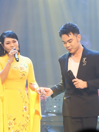 NSƯT Ngọc Huyền tình tứ với quán quân 'Solo cùng bolero' trên sân khấu