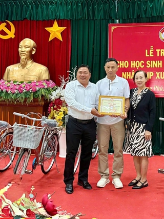 Giải pickleball từ thiện Mattana trao tặng 500 xe đạp đến học sinh khó khăn