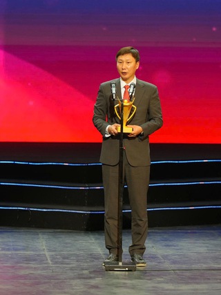 Hình ảnh Đình Bắc đội mũ cối cho HLV Kim Sang-sik được vinh danh, U.22 Việt Nam thắng lớn