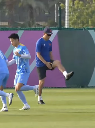 Thanh Nhàn xỏ giày đinh trở lại, HLV Kim hào hứng tập cùng U.23 Việt Nam dưới trời nắng chang chang