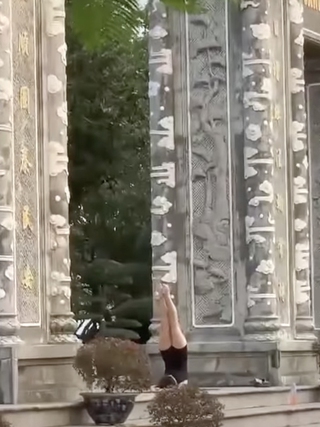 Người phụ nữ 'mặc ngắn cũn cỡn' tạo dáng yoga trước chùa Linh Ứng gây bức xúc
