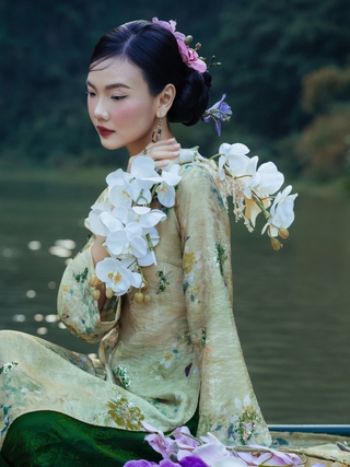 'Nàng thơ’ áo dài đẹp tựa tranh thủy mặc giữa lòng di sản thế giới