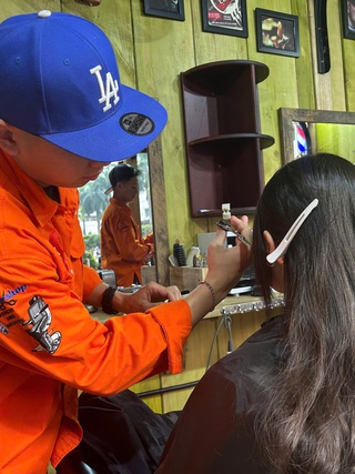 Tại nơi này sinh viên được cắt tóc miễn phí