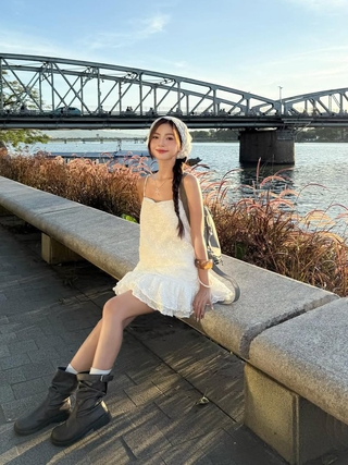 Khăn turban ren trắng, chút điệu đà cho ngày xuống phố