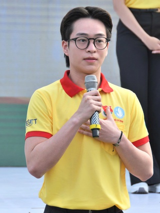 Chàng vận động viên khiến các fan girl hò reo: ‘Đẹp trai quá anh ơi!’