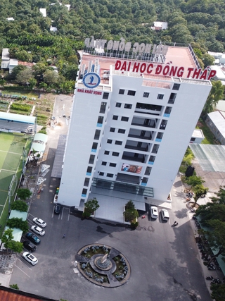 Sân bóng Trường ĐH Đồng Tháp đã sẵn sàng cho TNSV THACO cup 2026