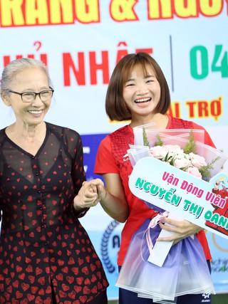 ‘Nữ hoàng điền kinh’ Nguyễn Thị Oanh xuất hiện ở sự kiện đặc biệt, đánh cầu lông cùng vợ Tiến Minh