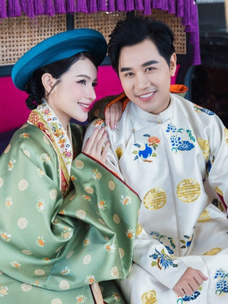 Nguyên Khang 'tình tứ' bên đàn em kém 14 tuổi