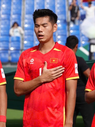 HLV Kim Sang-sik nghẹn ngào cảm ơn U.23 Việt Nam, nói cực hay về bàn thắng của Hiểu Minh