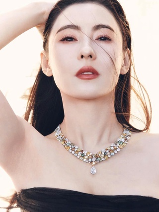 Tranh cãi không gian sống 'bừa bộn' của Trương Bá Chi