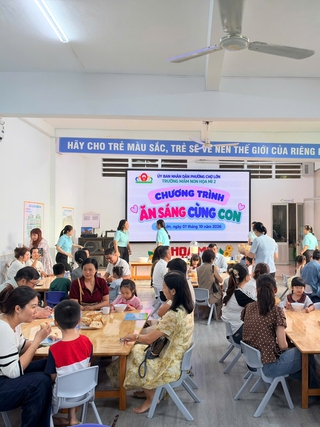 Trường học TP.HCM mời phụ huynh vào trường ăn sáng
