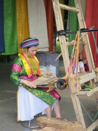 Người phụ nữ Mông học chữ ở tuổi lấy chồng, 'dệt' thêm cơ hội cho chị em