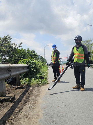 Nhóm bạn trẻ tự bỏ tiền túi làm sạch đường phố Vĩnh Long