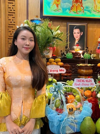 Con gái nuôi xinh đẹp, vừa đi hát vừa bán xôi của cố nghệ sĩ Phi Nhung