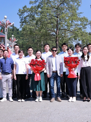 Đón thanh niên Trung Quốc bắt đầu chuyến hành trình đỏ tại Việt Nam
