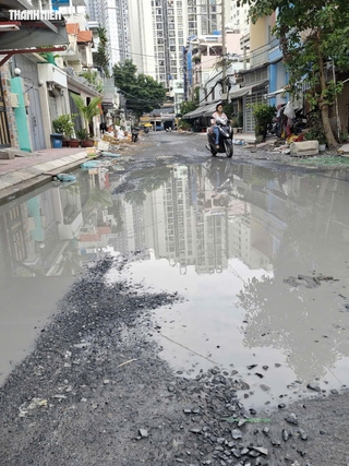 Thi công quá lâu, người dân đi lại khó khăn