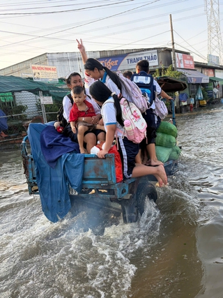Triều cường dâng cao: Phụ huynh, học sinh TP.HCM chật vật đến trường