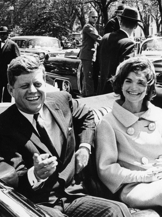 Đằng sau vẻ hào hoa của John F. Kennedy là những cuộc tình không hồi kết