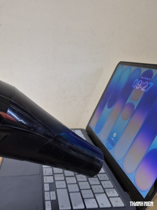 Đi trong trời mưa, laptop, điện thoại dính nước, phải làm sao?