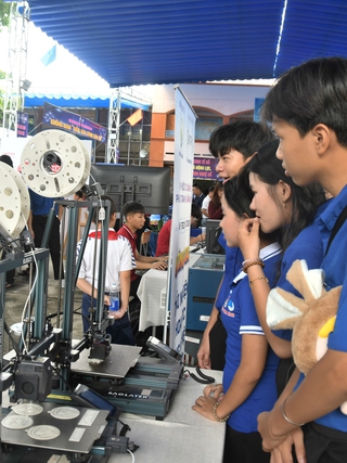 Thanh niên không chỉ tìm kiếm việc làm cho bản thân mà còn phải làm điều này