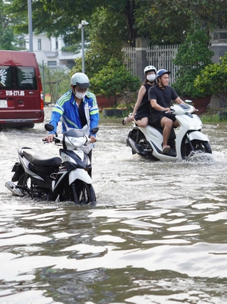 Xe chết máy giữa đường ngập, tuyệt đối đừng làm những điều này...