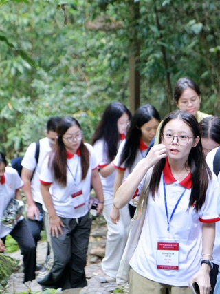 Thanh niên Việt - Trung tham quan Khu di tích quốc gia đặc biệt Pác Bó