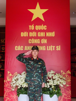 Tấm lòng người lính trẻ bên hài cốt liệt sĩ